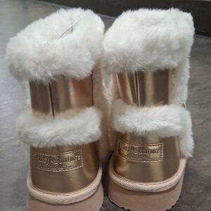 Juicy Couture Womens Metallic Gold Boots with White Fur